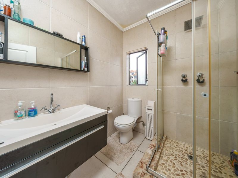 Secure, Contemporary Living in the Heart of Greenstone Hill - Photo 10