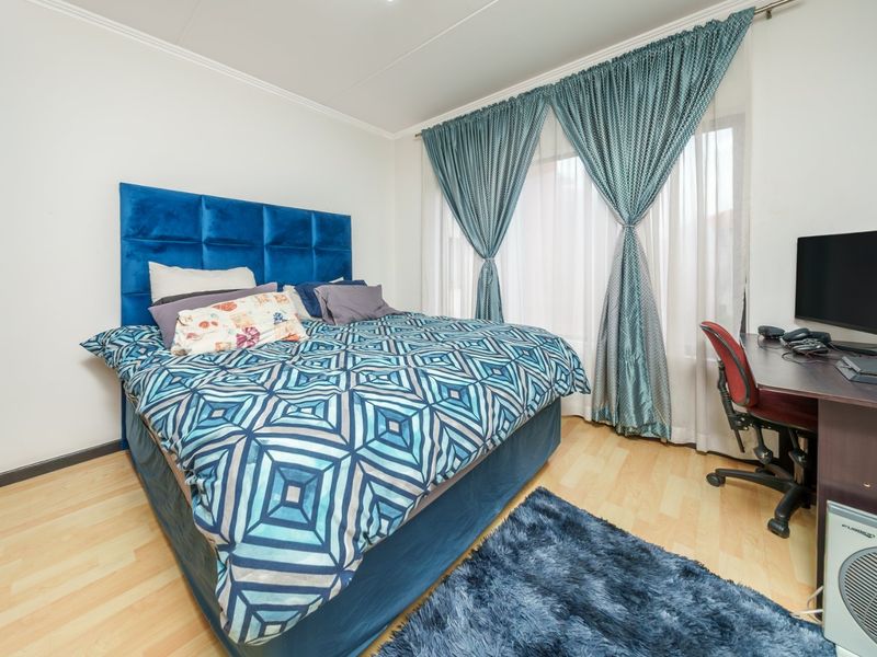 Secure, Contemporary Living in the Heart of Greenstone Hill - Photo 9