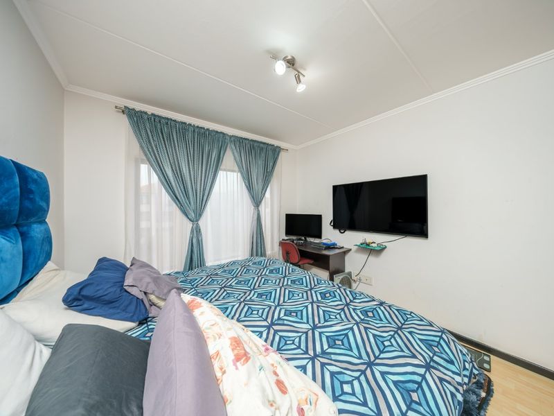 Secure, Contemporary Living in the Heart of Greenstone Hill - Photo 10