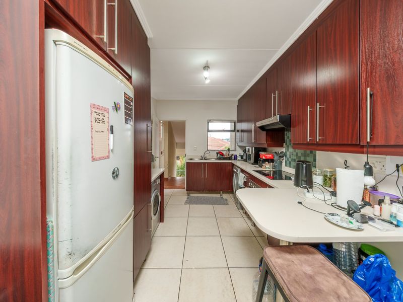 Secure, Contemporary Living in the Heart of Greenstone Hill - Photo 8