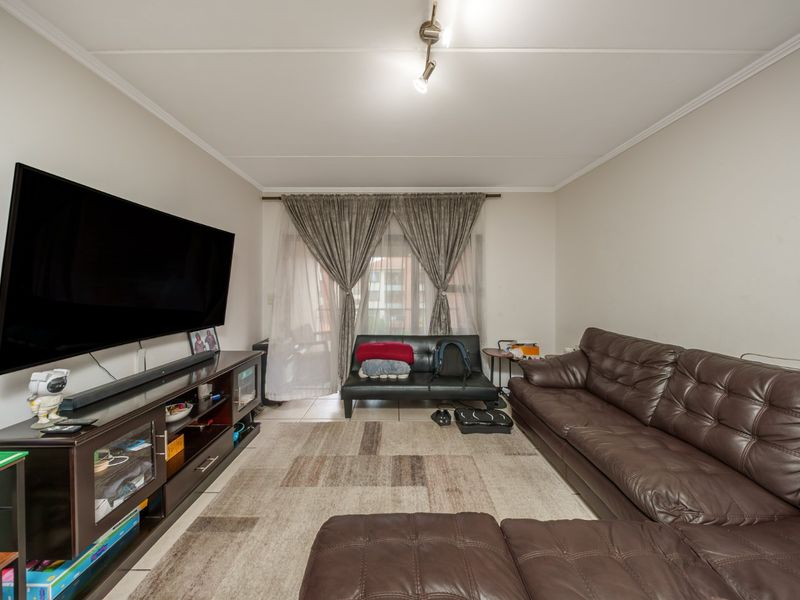 Secure, Contemporary Living in the Heart of Greenstone Hill - Photo 3