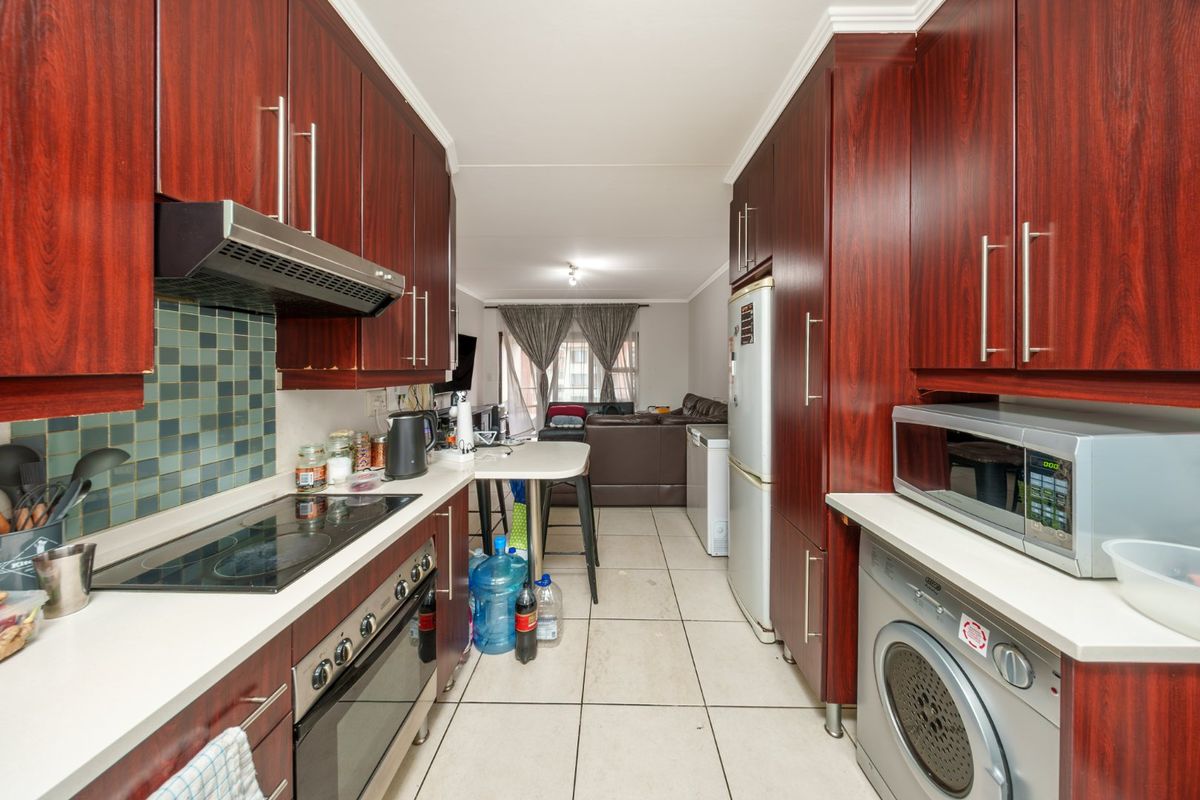Secure, Contemporary Living in the Heart of Greenstone Hill - Photo 2