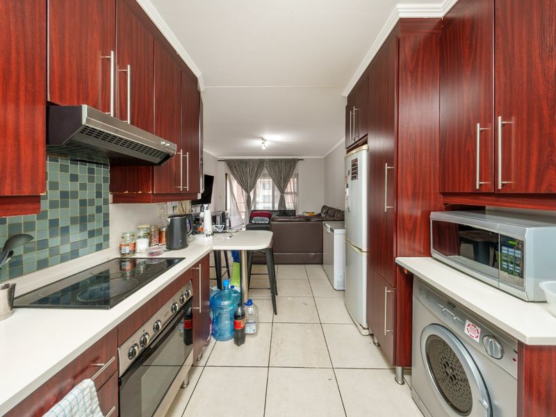 Secure, Contemporary Living in the Heart of Greenstone Hill - Photo 2