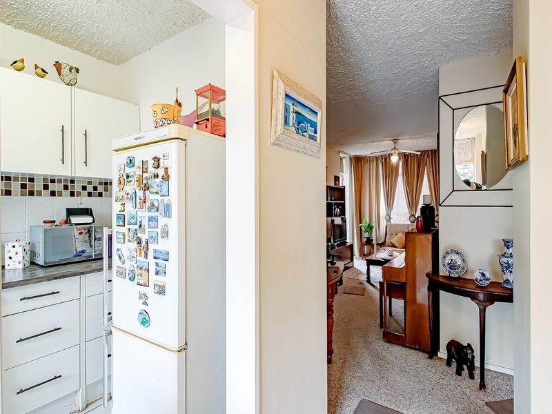 Comfortable Low-Maintenance Flat in Quiet Sinoville - Photo 9