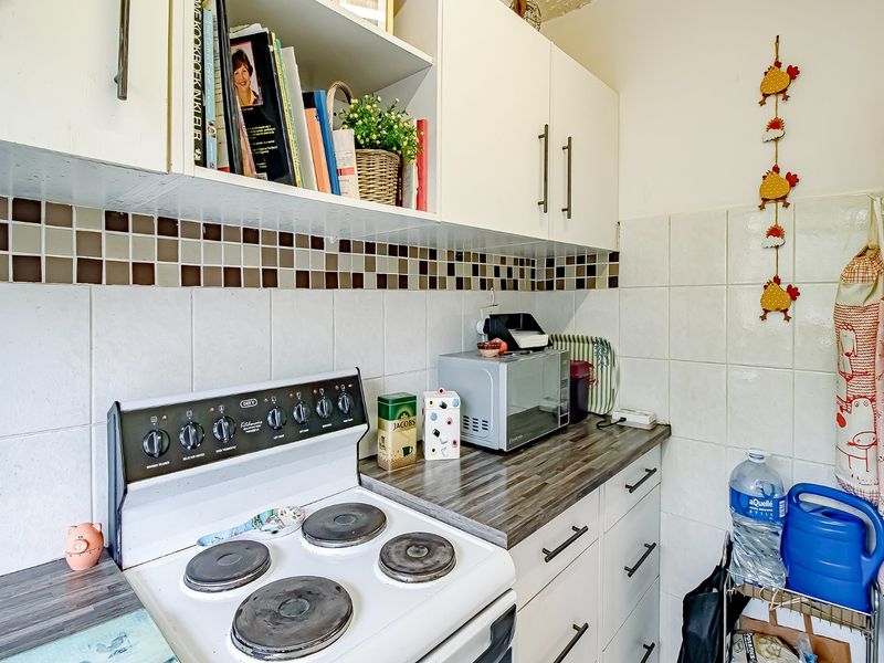 Comfortable Low-Maintenance Flat in Quiet Sinoville - Photo 8