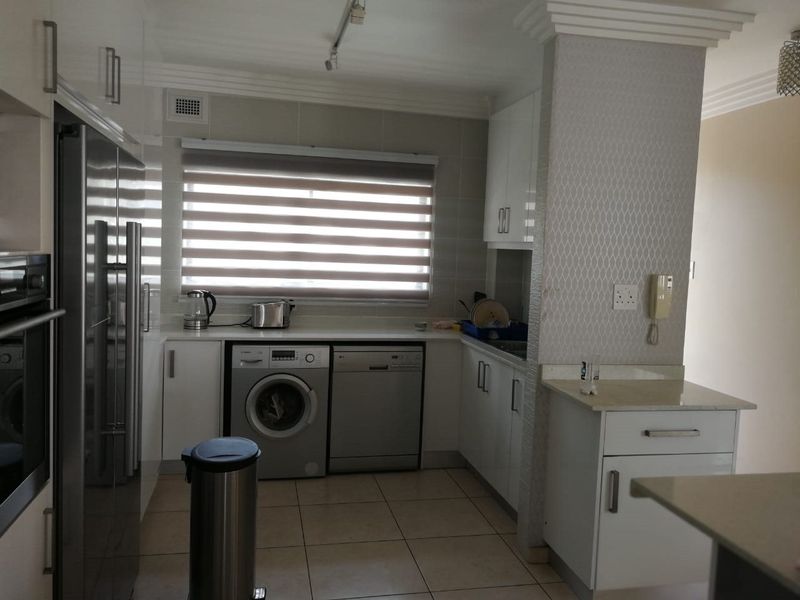 To let in Umhlanga, 3  Bedroom apartment with stunning sea views.  - Photo 9
