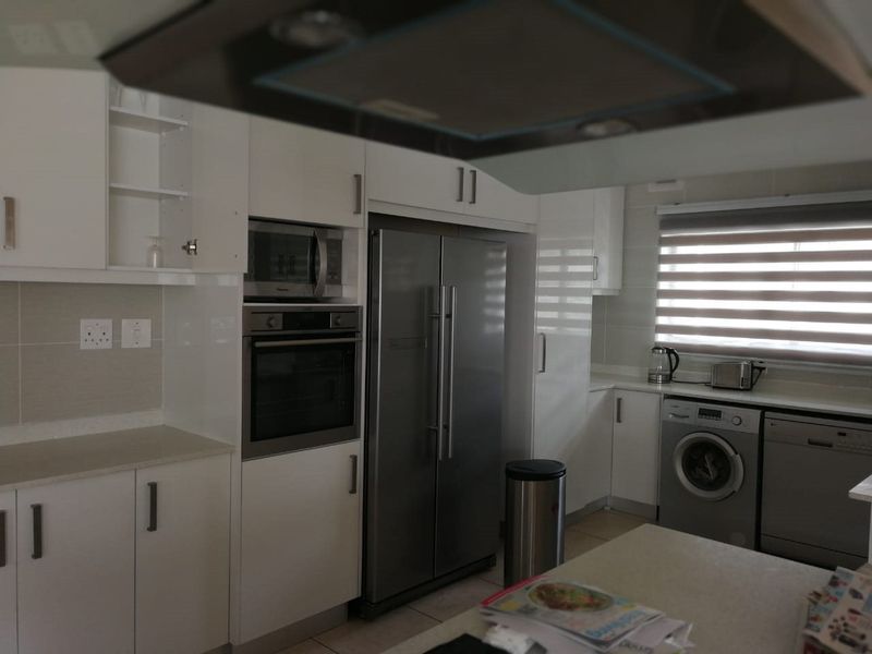 To let in Umhlanga, 3  Bedroom apartment with stunning sea views.  - Photo 8