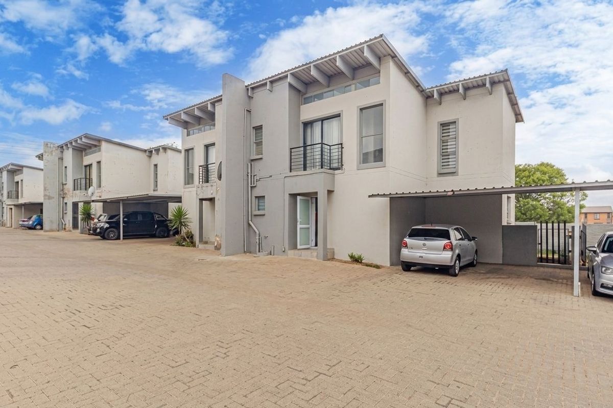 Spacious 3 Bed Flat in lemon thorn village - Photo 2