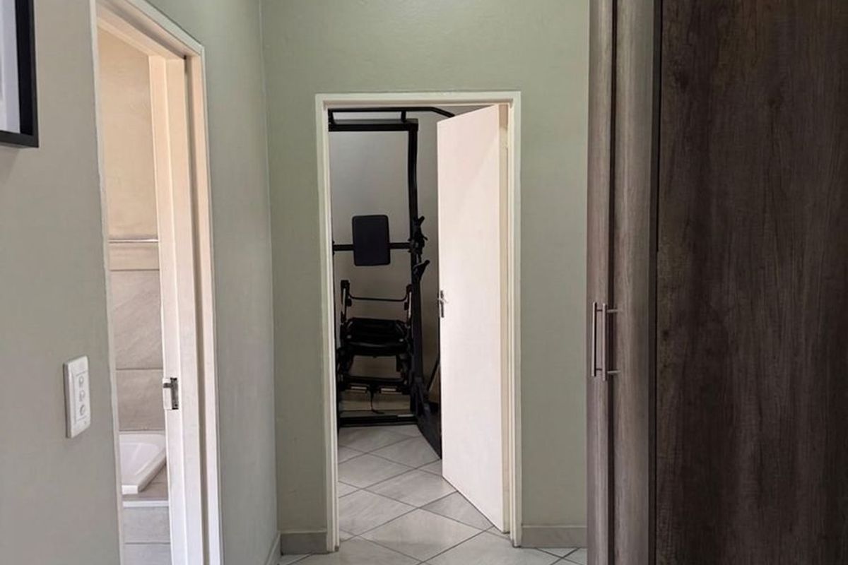 Spacious 3 Bed Flat in lemon thorn village - Photo 5
