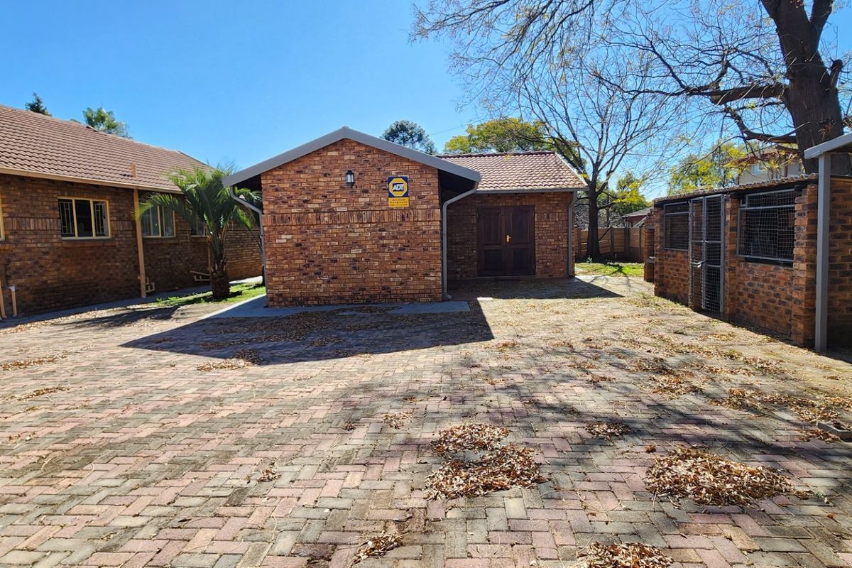 Practical living with a bonus space and pool in Valhalla. - Photo 3
