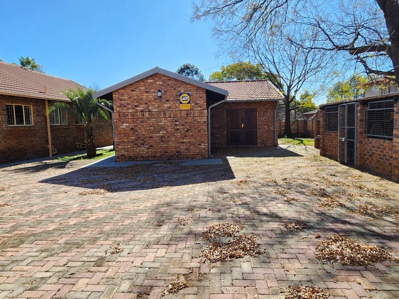 Practical living with a bonus space and pool in Valhalla. - Photo 3