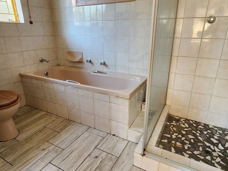 Practical living with a bonus space and pool in Valhalla. - Photo 10
