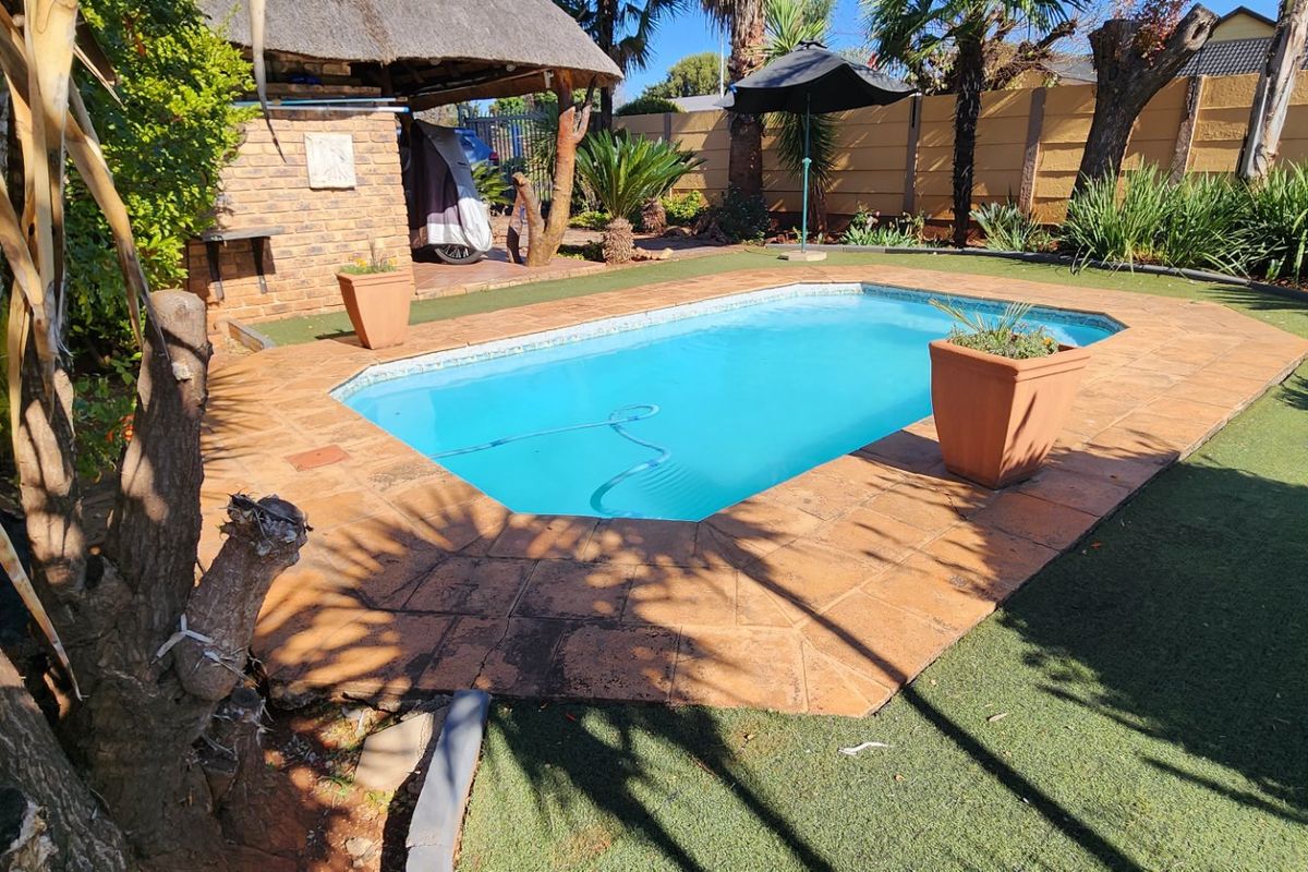 Practical living with a bonus space and pool in Valhalla. - Photo 2