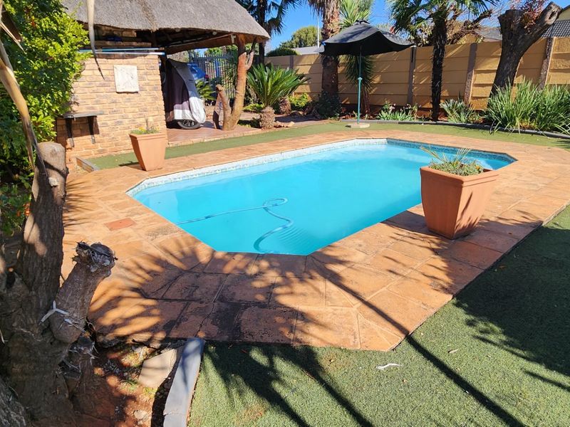 Practical living with a bonus space and pool in Valhalla. - Photo 2