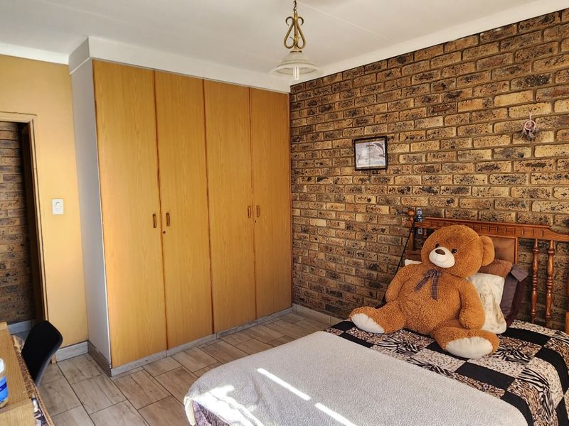 Practical living with a bonus space and pool in Valhalla. - Photo 9