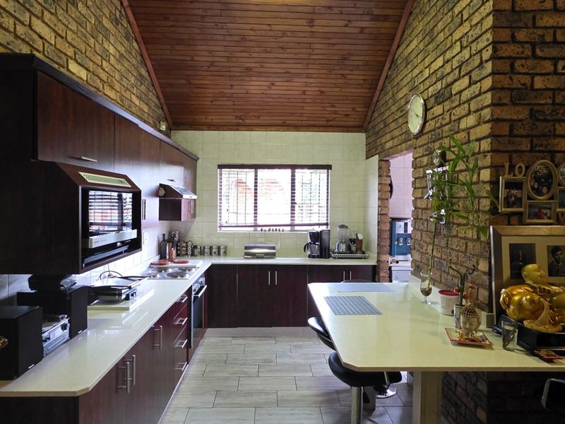 Practical living with a bonus space and pool in Valhalla. - Photo 8