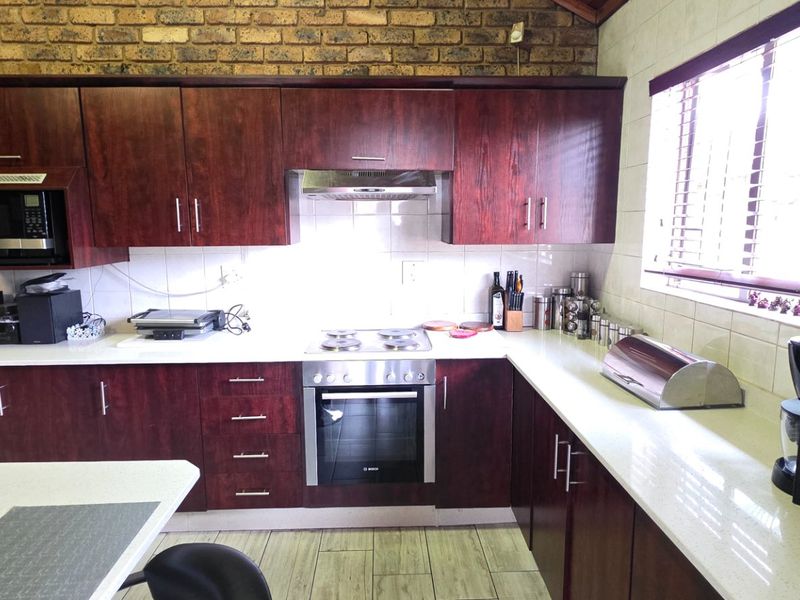 Practical living with a bonus space and pool in Valhalla. - Photo 7