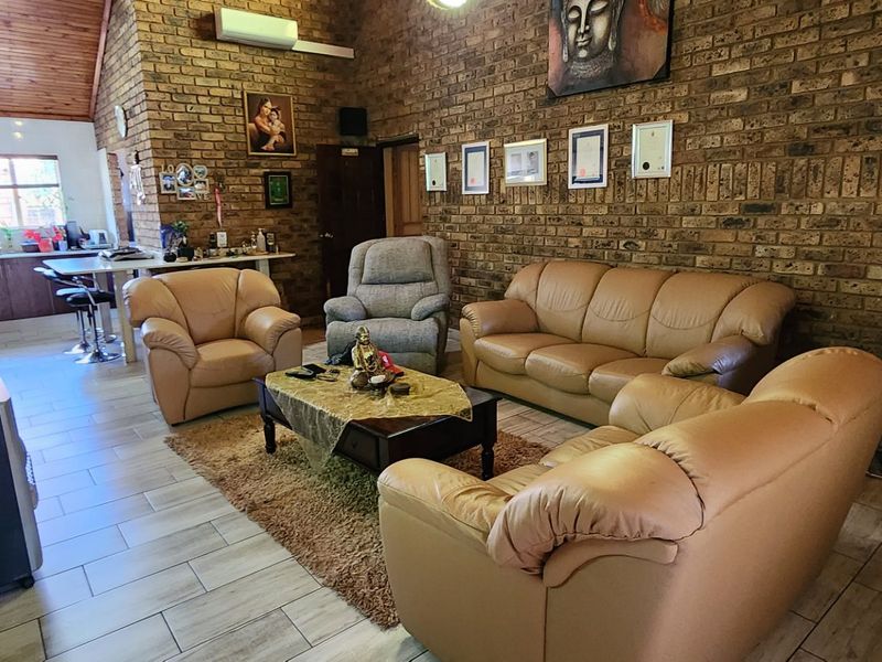 Practical living with a bonus space and pool in Valhalla. - Photo 6