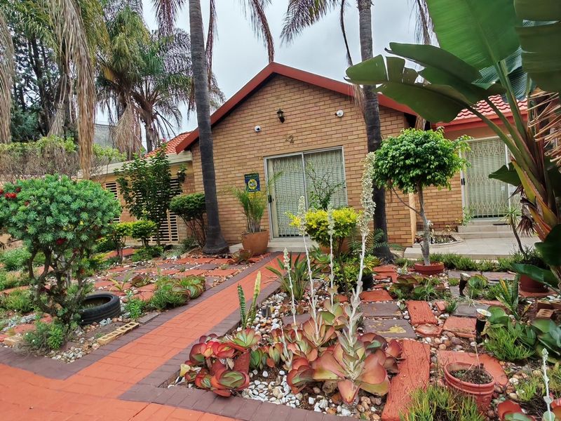 Warm & Inviting Family Home in Sought-After Bendor Place - Photo 2