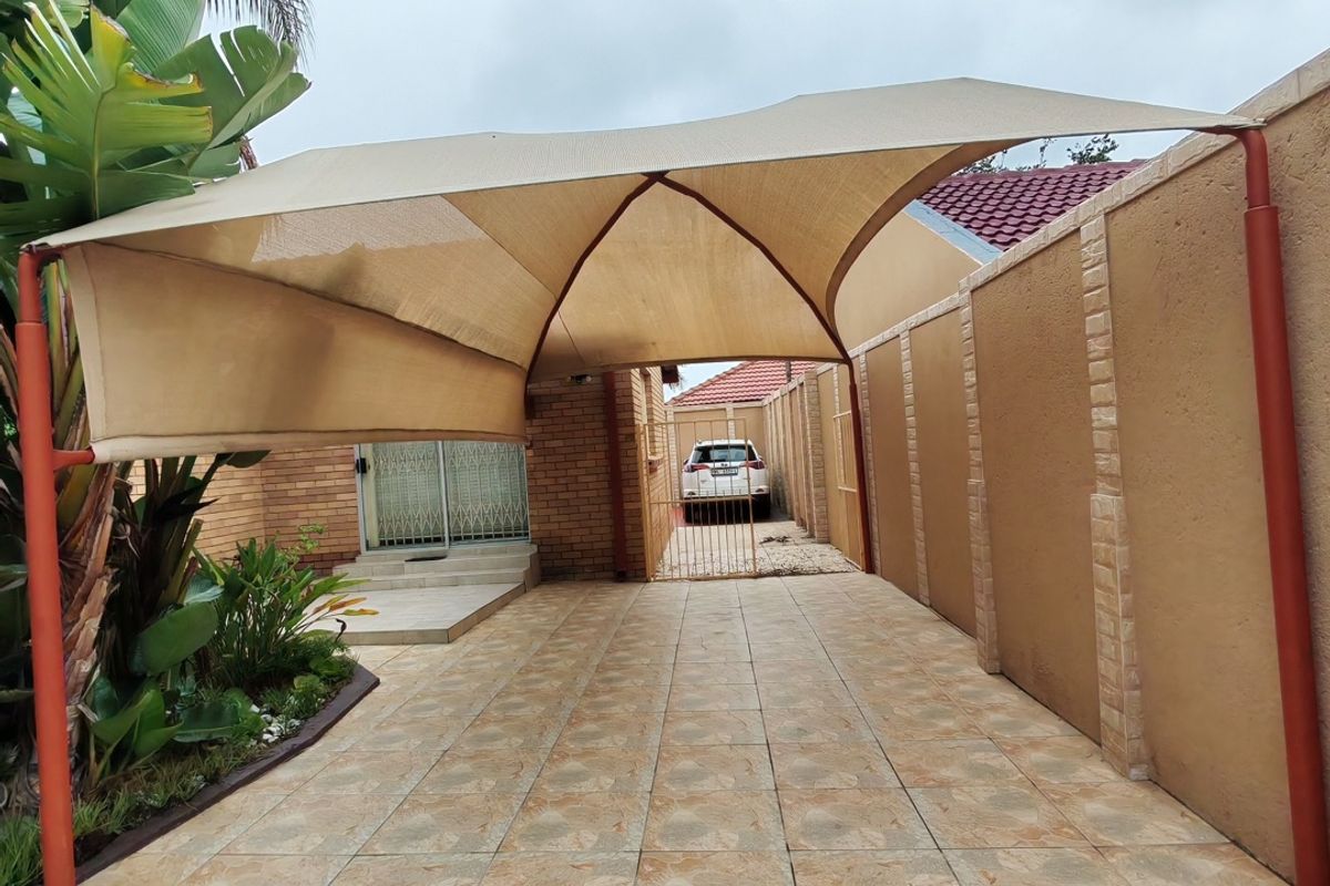 Warm & Inviting Family Home in Sought-After Bendor Place - Photo 3