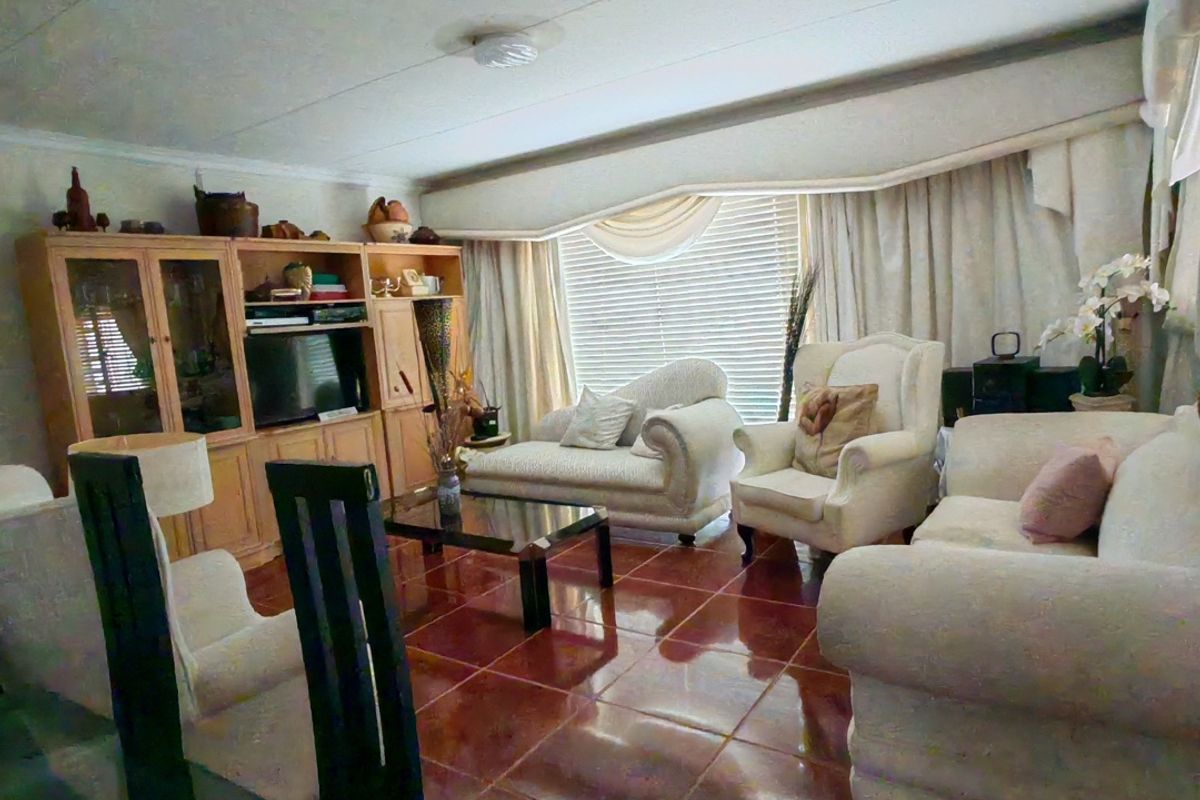 Warm & Inviting Family Home in Sought-After Bendor Place - Photo 5