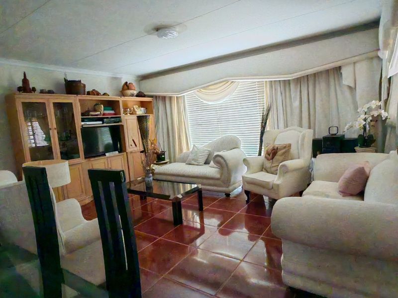 Warm & Inviting Family Home in Sought-After Bendor Place - Photo 5