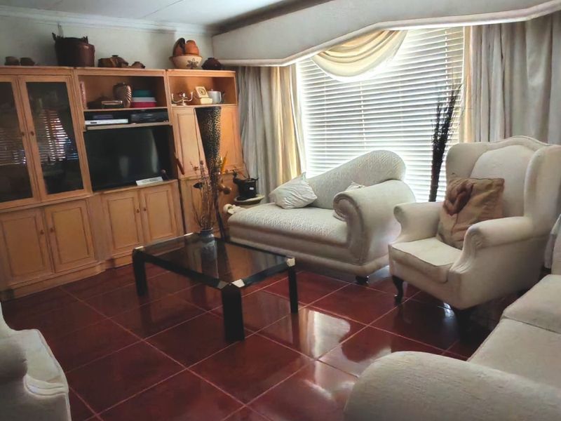 Warm & Inviting Family Home in Sought-After Bendor Place - Photo 4