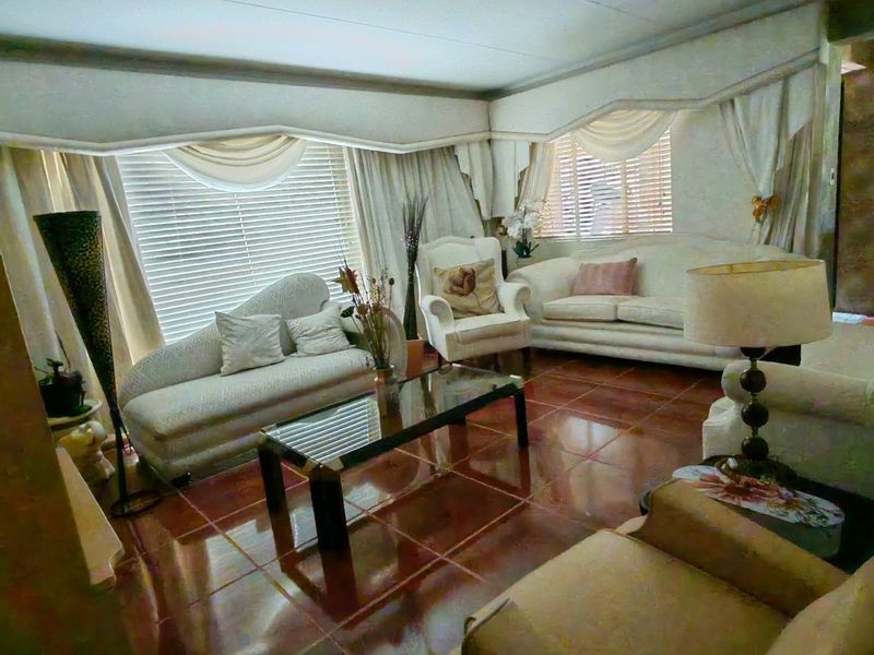 Warm & Inviting Family Home in Sought-After Bendor Place - Photo 6