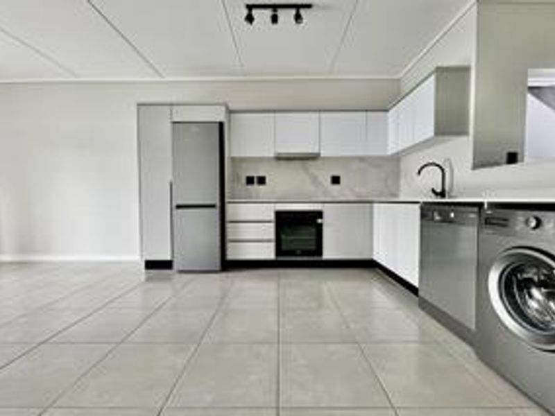 3 Bedroom Apartment for rent in Waterfall - Photo 2