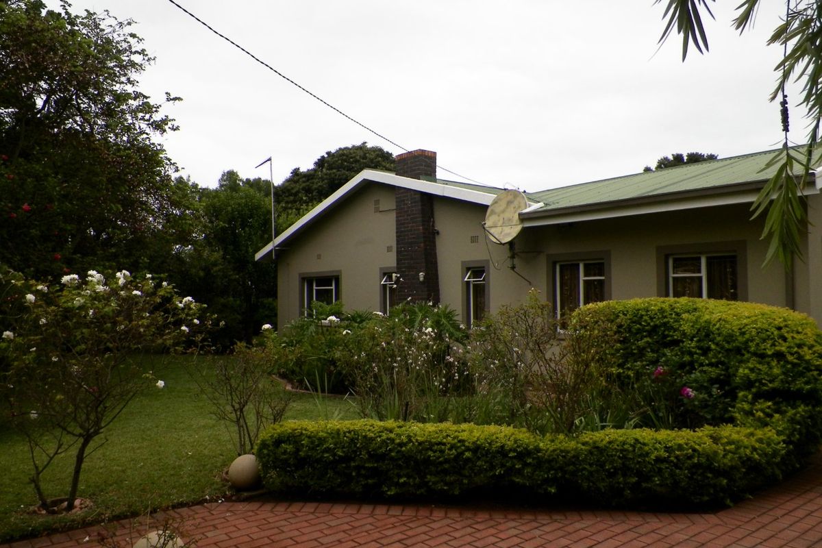 Beautiful Family Home / Work from home 110m2 outbuildings Quiet Street • Lyttelton Manor • Exclusive Mandate - Photo 2