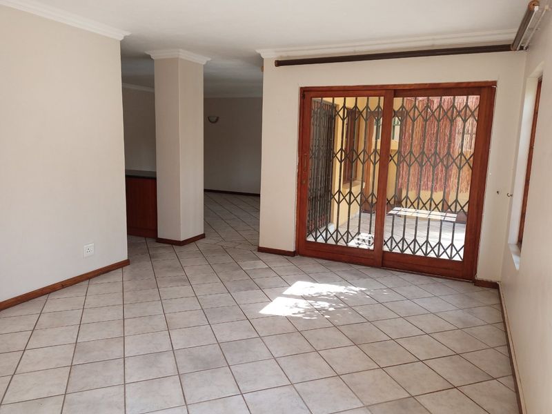 3 Bedroom House, Double garage, pool - Photo 6