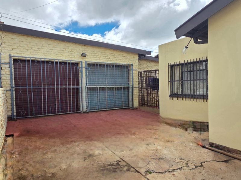 Smart buy with space and added potential - Photo 2