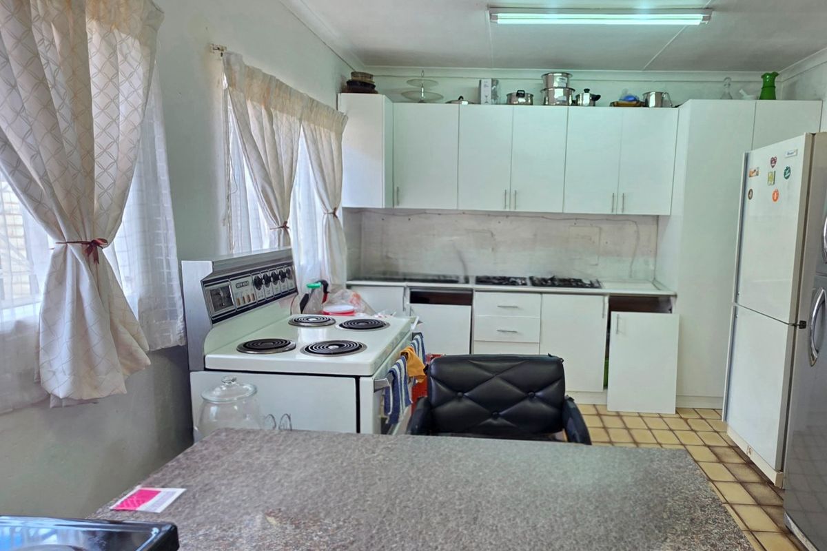 Smart buy with space and added potential - Photo 5