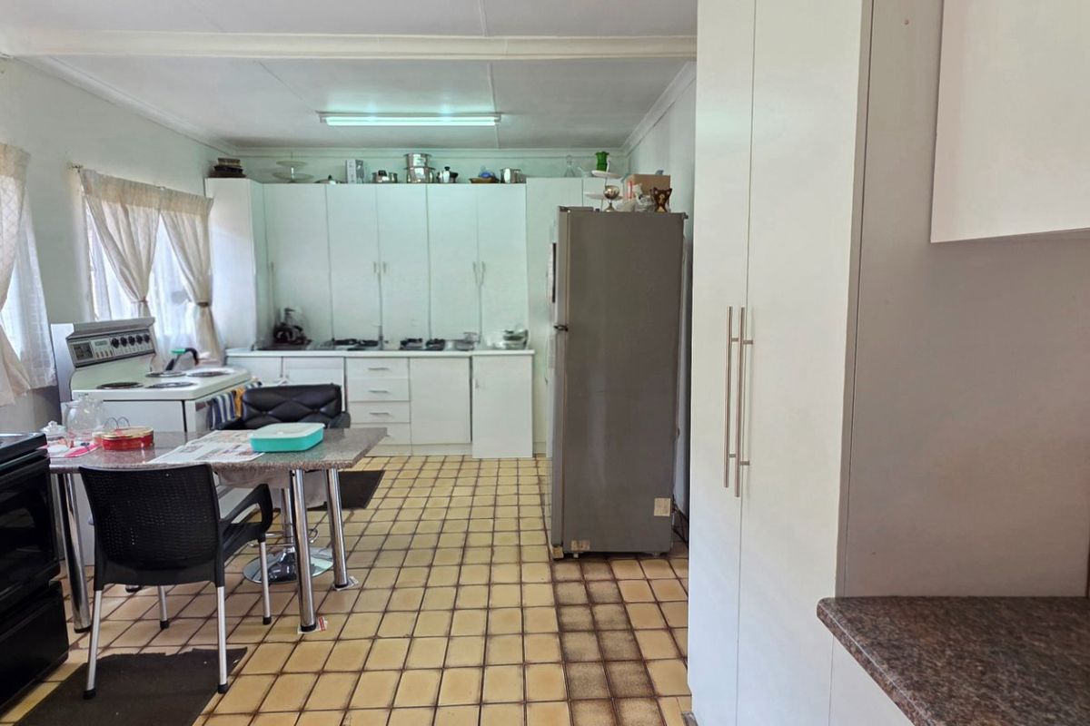 Smart buy with space and added potential - Photo 4