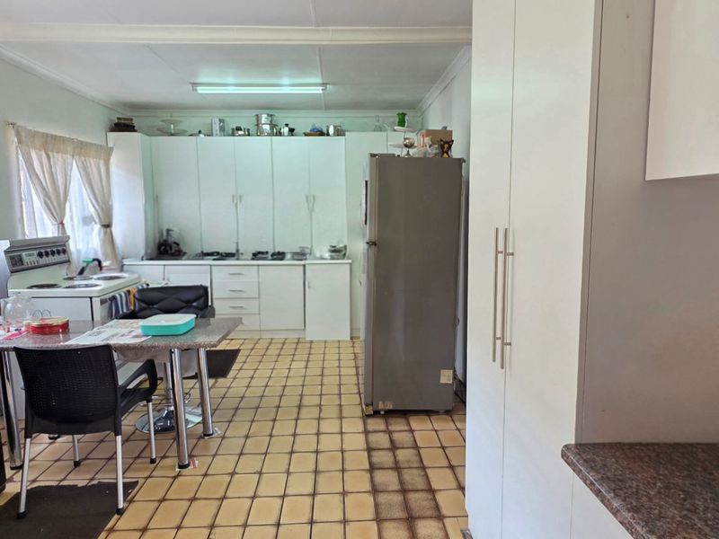 Smart buy with space and added potential - Photo 4