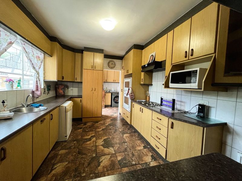 Well-priced and spacious Home in Vanes Estate - Photo 10