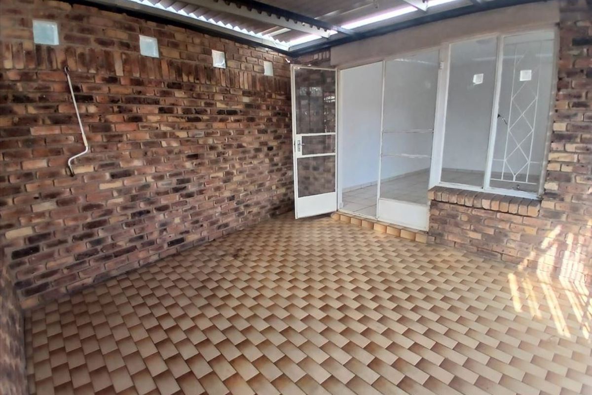 Welcome to Pet-Friendly Simplex Living! - Photo 3