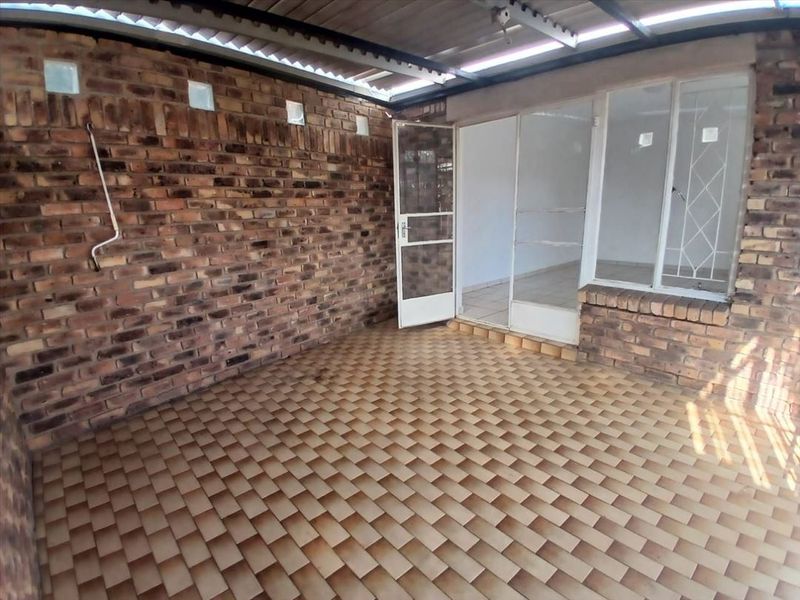 Welcome to Pet-Friendly Simplex Living! - Photo 3