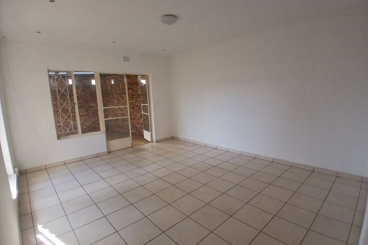 Welcome to Pet-Friendly Simplex Living! - Photo 2
