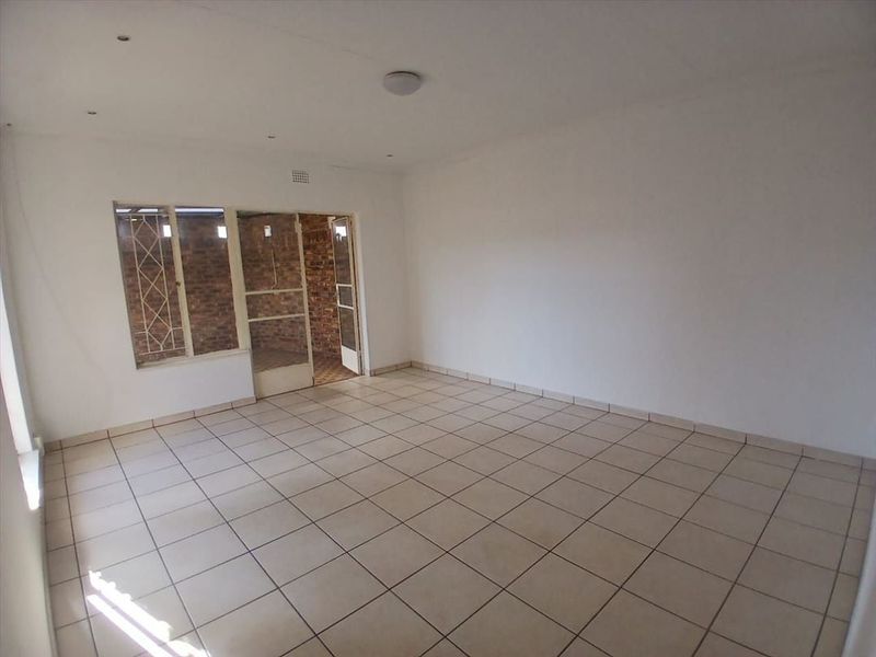 Welcome to Pet-Friendly Simplex Living! - Photo 2