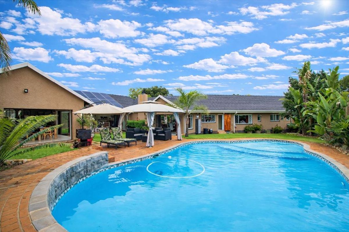 Spacious Family Home with Modern Amenities - Photo 3