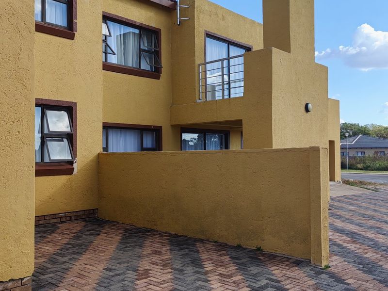 Stunning Dual-Townhouse Opportunity in Exclusive Security Estate for sale - Photo 8