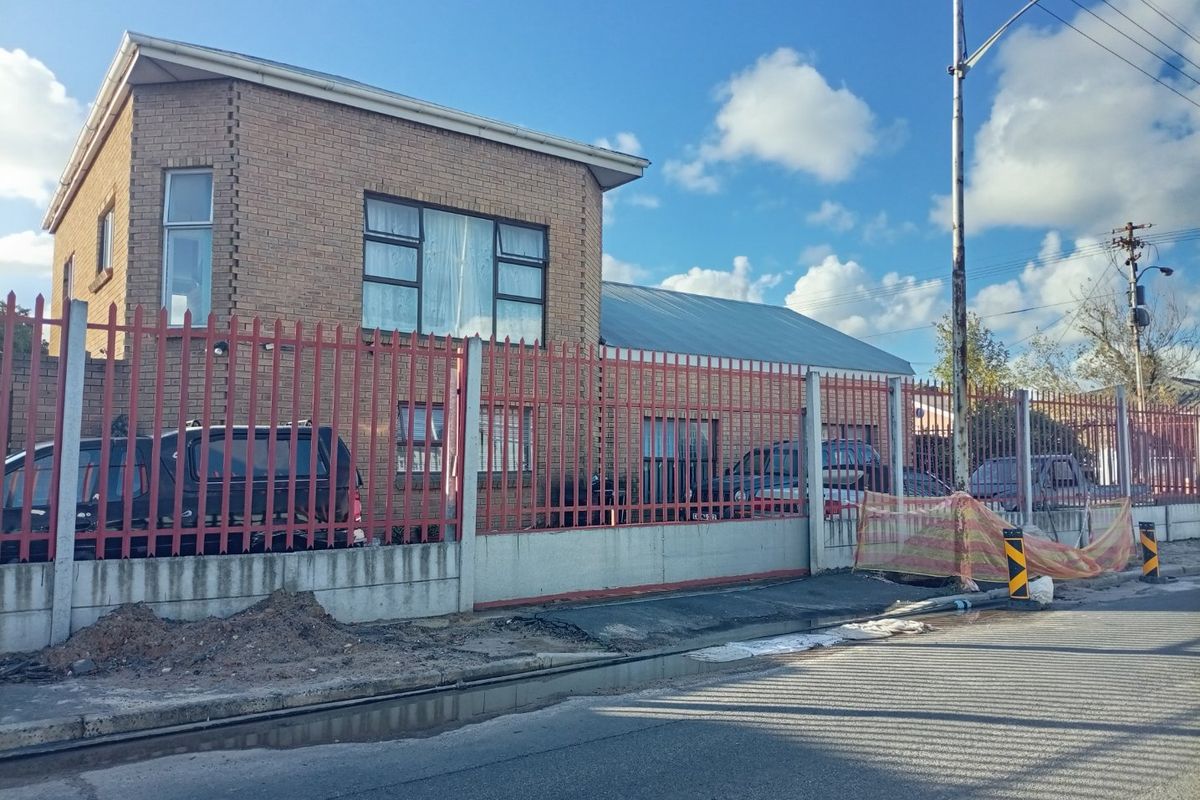 Spacious 3-Bedroom Family Home on a Corner Plot in Glenlily  Joint Mandate - Photo 3