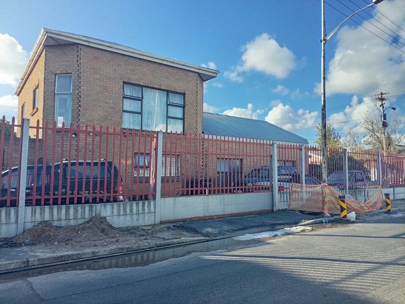 Spacious 3-Bedroom Family Home on a Corner Plot in Glenlily  Joint Mandate - Photo 3