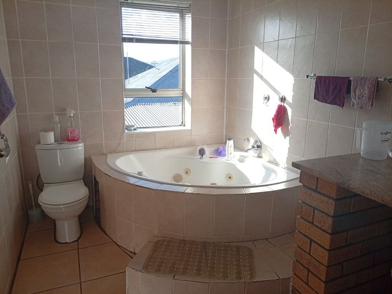 Spacious 3-Bedroom Family Home on a Corner Plot in Glenlily  Joint Mandate - Photo 7