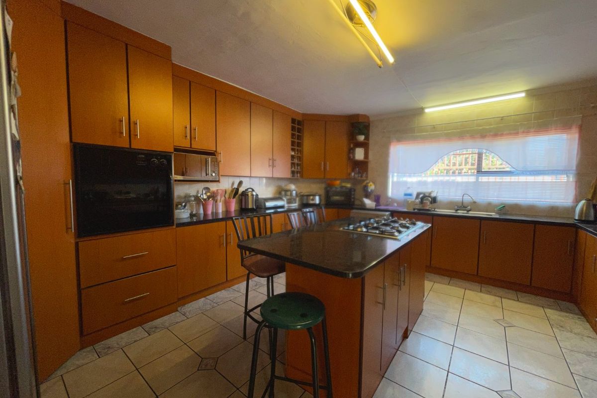 Spacious 3-Bedroom Family Home on a Corner Plot in Glenlily  Joint Mandate - Photo 2