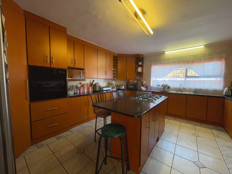 Spacious 3-Bedroom Family Home on a Corner Plot in Glenlily  Joint Mandate - Photo 2