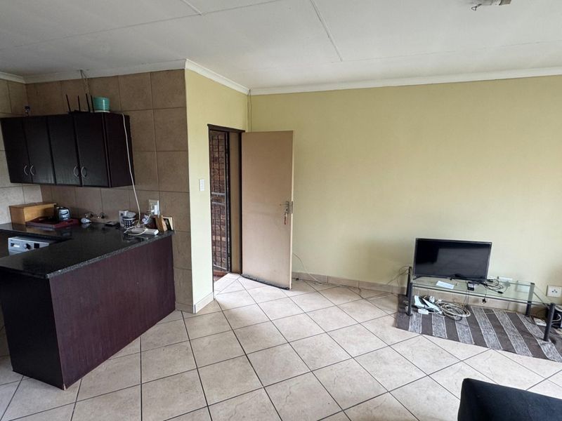 2 Broom 1Bathroom Apartment in Brooklands lifestyle estate  - Photo 9
