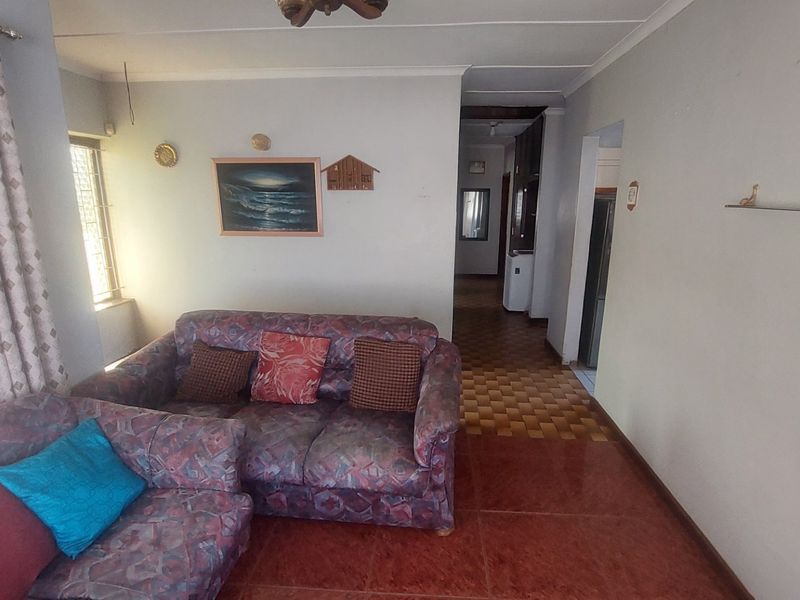 Spacious 4 Bedroom Family Home in Chatsworth - Photo 10