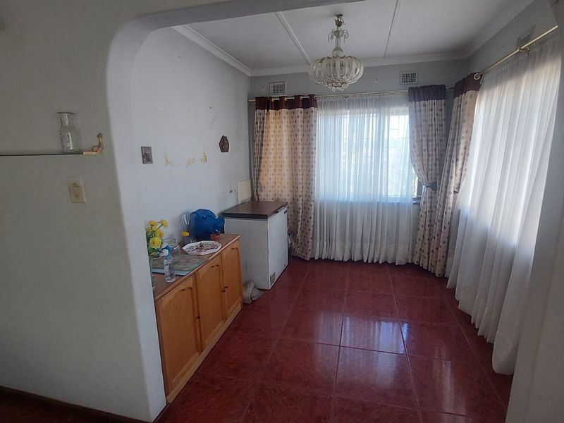 Spacious 4 Bedroom Family Home in Chatsworth - Photo 9